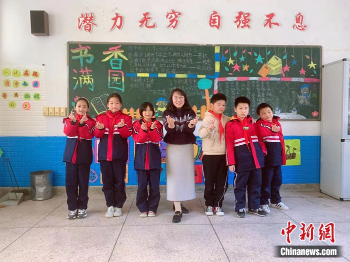 在浙江温州一乡村学校里,教师跟孩子们互动。张玲玲供图 在浙江温州一乡村学校里,教师跟孩子们互动。张玲玲供图