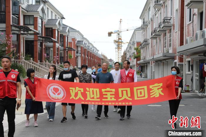 黄世和一家与志愿者合影 陆志鹏 摄 黄世和一家与志愿者合影 陆志鹏 摄