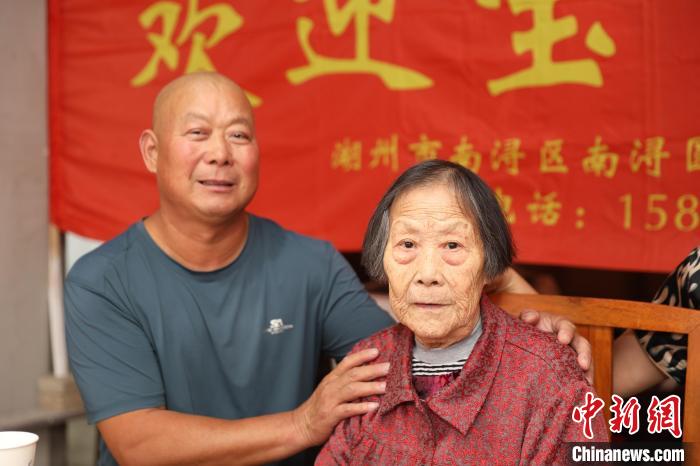 黄世和与母亲合影 陆志鹏 摄 黄世和与母亲合影 陆志鹏 摄