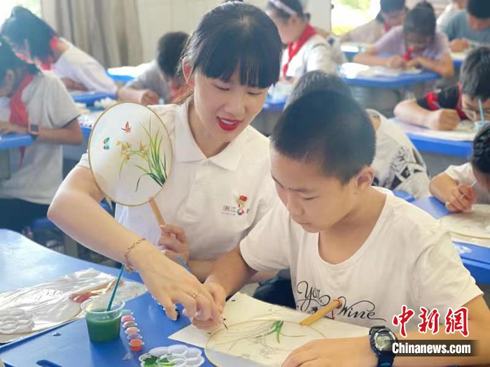 杭州师范大学附属丁兰实验学校老师正在与孩子一起绘一柄团扇,品风雅宋韵。洪欢欢 摄
杭州师范大学附属丁兰实验学校老师正在与孩子一起绘一柄团扇,品风雅宋韵。洪欢欢 摄