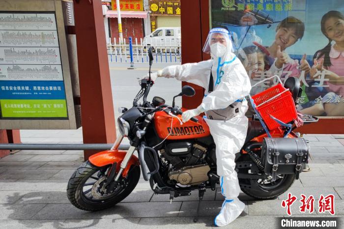 图为西藏阜康医疗工作人员骑摩托为居家防疫市民送药。 受访者供图 图为西藏阜康医疗工作人员骑摩托为居家防疫市民送药。 受访者供图