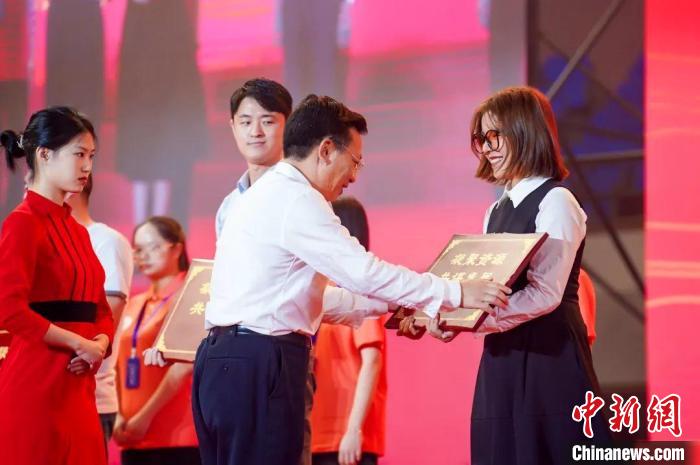 集美大学党委书记沈灿煌为捐资助学的校友代表、捐赠单位与合作共建单位授牌。 集美大学供图 集美大学党委书记沈灿煌为捐资助学的校友代表、捐赠单位与合作共建单位授牌。 集美大学供图