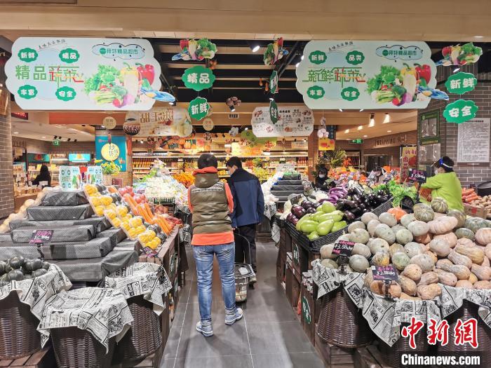 解除流动性管理后的第一天,郑州市民在超市采购。 韩章云 摄 解除流动性管理后的第一天,郑州市民在超市采购。 韩章云 摄