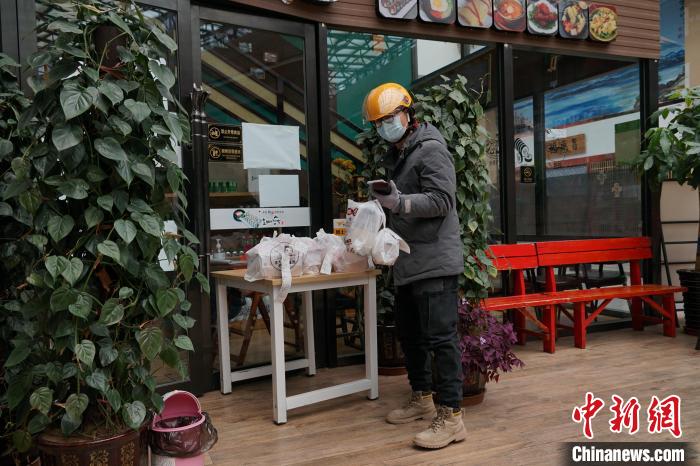 资料图为西宁市外卖员领取餐食。 马铭言 摄 资料图为西宁市外卖员领取餐食。 马铭言 摄
