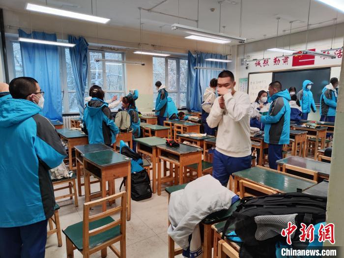 高三年级学生在教室内做复课的准备。 喇小飞 摄 高三年级学生在教室内做复课的准备。 喇小飞 摄