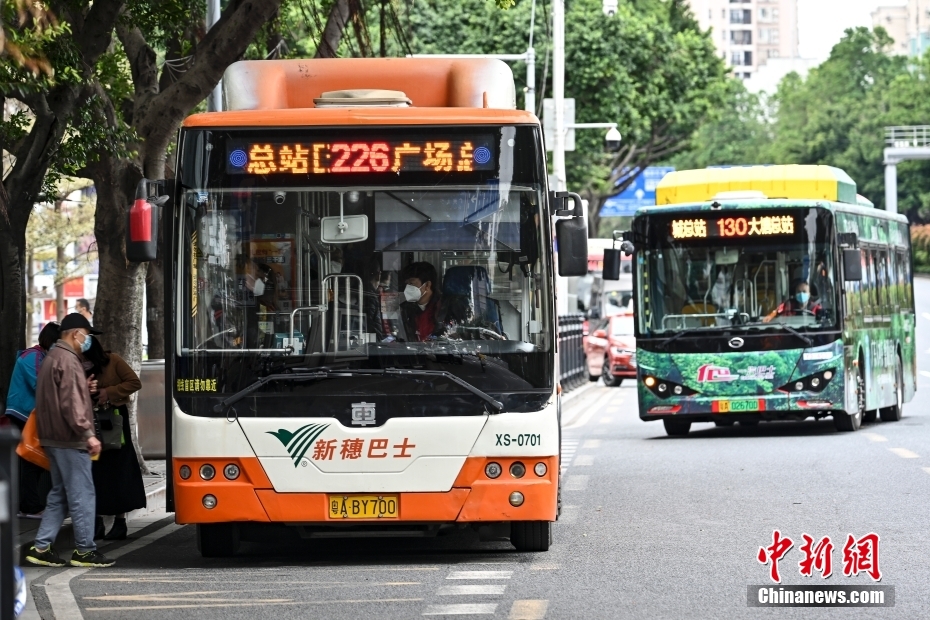 12月1日,广东省广州市海珠区,公交车有序进站。中新社记者 陈骥旻 摄 12月1日,广东省广州市海珠区,公交车有序进站。中新社记者 陈骥旻 摄