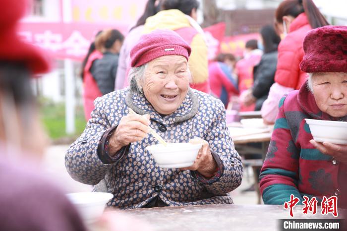 图为孝善敬老饺子宴活动现场。 钱源 朱忠广 摄 图为孝善敬老饺子宴活动现场。 钱源 朱忠广 摄
