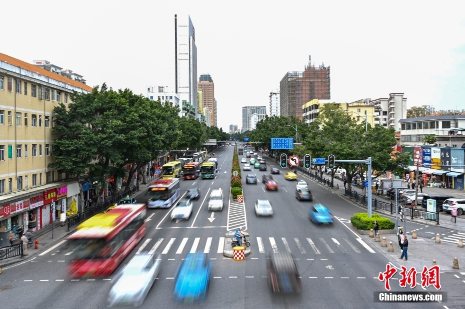 12月1日,广东省广州市海珠区,新港中路车流恢复。中新社记者 陈骥旻 摄 12月1日,广东省广州市海珠区,新港中路车流恢复。中新社记者 陈骥旻 摄