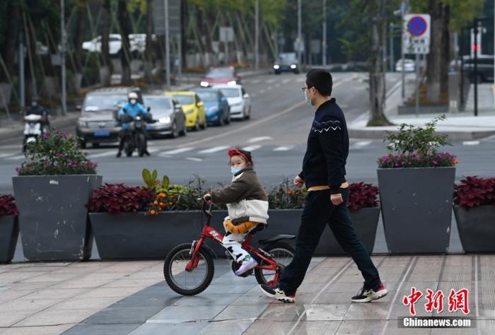 图为重庆南岸区有序恢复生产生活秩序,城市“烟火气”渐归。 陈超 摄 图为重庆南岸区有序恢复生产生活秩序,城市“烟火气”渐归。 陈超 摄