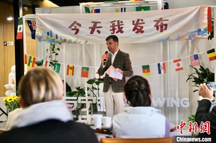 伊桑在宁波分享自己的“中国故事”。 崔引 摄 伊桑在宁波分享自己的“中国故事”。 崔引 摄