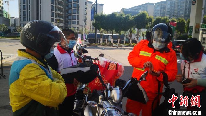 梅州青年志愿者在加油站的情暖驿站开展春运服务 岳青 摄 梅州青年志愿者在加油站的情暖驿站开展春运服务 岳青 摄
