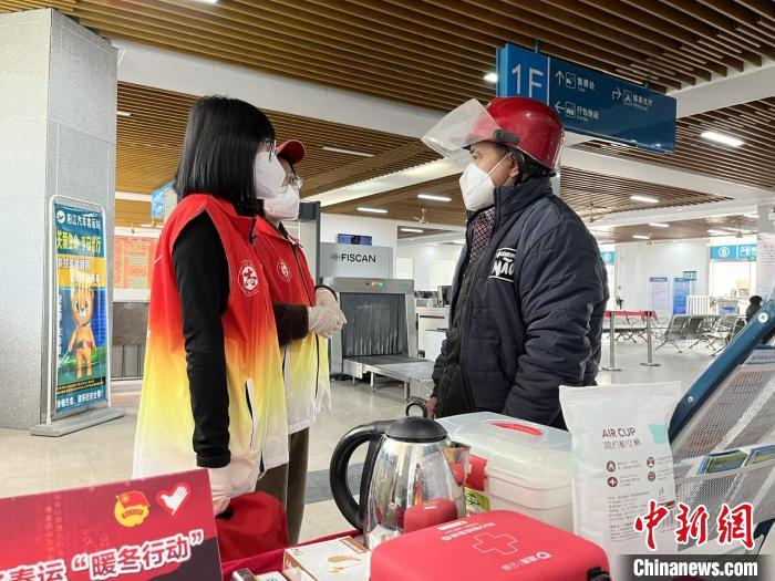 阳江青年志愿者在汽车客运站为旅客服务 岳青 摄 阳江青年志愿者在汽车客运站为旅客服务 岳青 摄