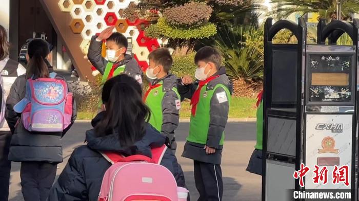 上海市约165万名中小学生和53万名幼儿迎来春季新学期。 徐银 摄 上海市约165万名中小学生和53万名幼儿迎来春季新学期。 徐银 摄