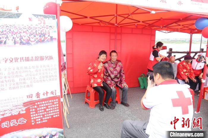 图为南昌市“文明实践 红十字人道伴行”乡村公益集市上,摄影师为70岁以上老人免费拍照。 南昌市红十字会供图 图为南昌市“文明实践 红十字人道伴行”乡村公益集市上,摄影师为70岁以上老人免费拍照。 南昌市红十字会供图