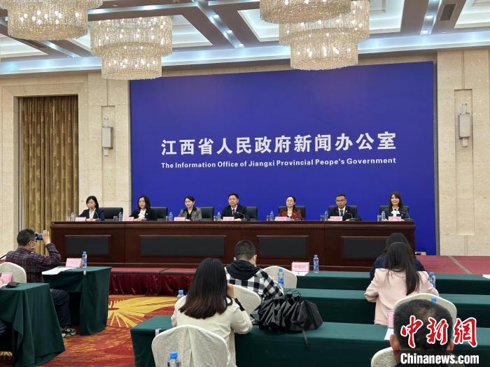 图为8日,江西省政府新闻办举行5·8世界红十字日暨“红五月·博爱行”主题系列活动新闻发布会。 朱莹 摄 图为8日,江西省政府新闻办举行5·8世界红十字日暨“红五月·博爱行”主题系列活动新闻发布会。 朱莹 摄