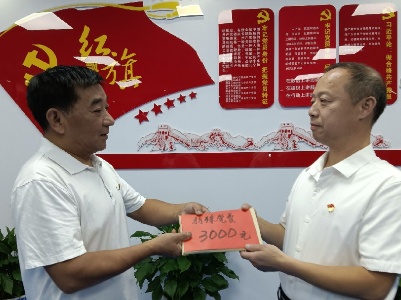 铜鼓税务束星光：上交“特殊”党费   支持灾区重建