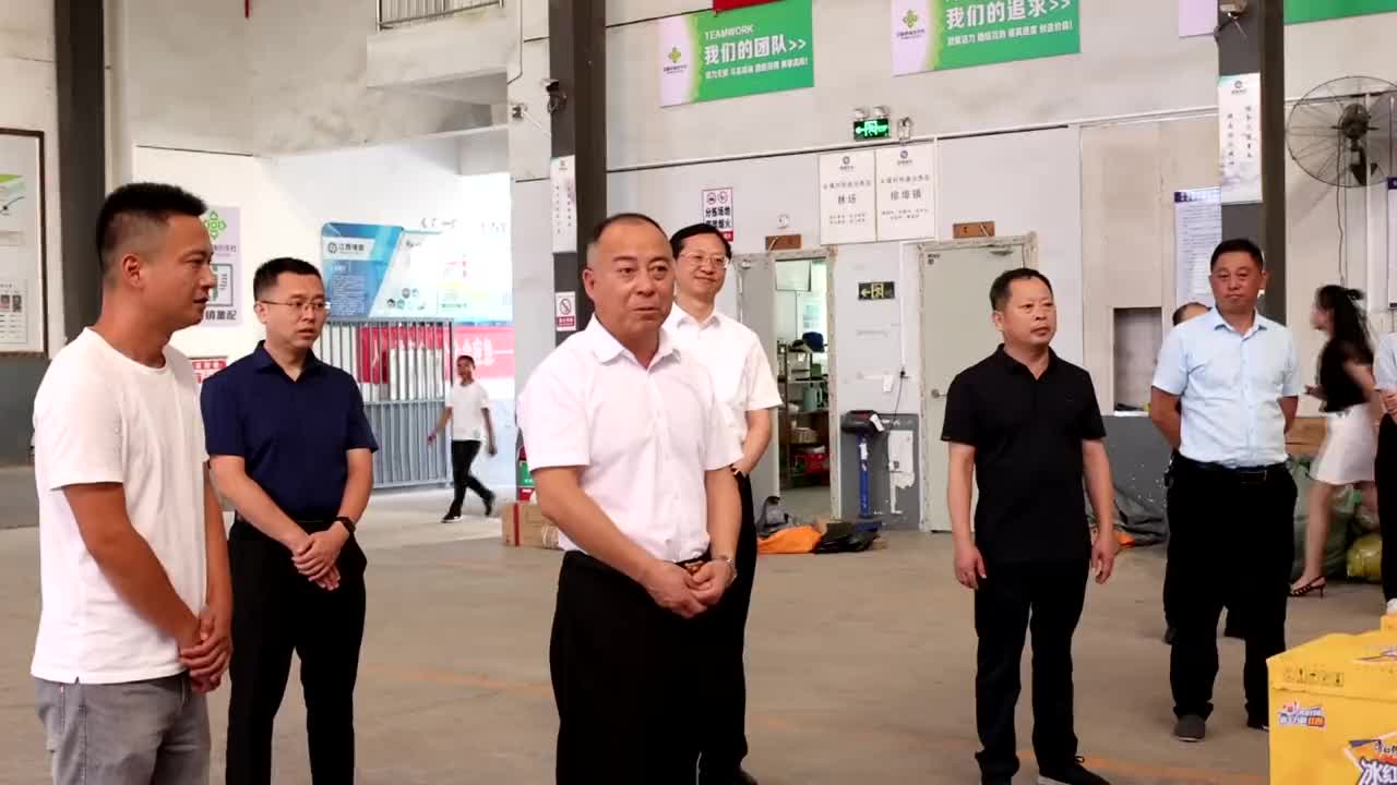县领导走访慰问高温下的劳动者