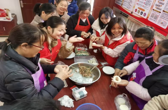 城南社区：冬至送温暖，饺子暖心间